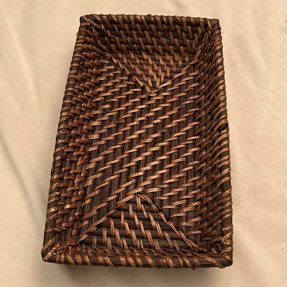 🔥Excellent Condition Woven Napkin/Guest towel tray A85